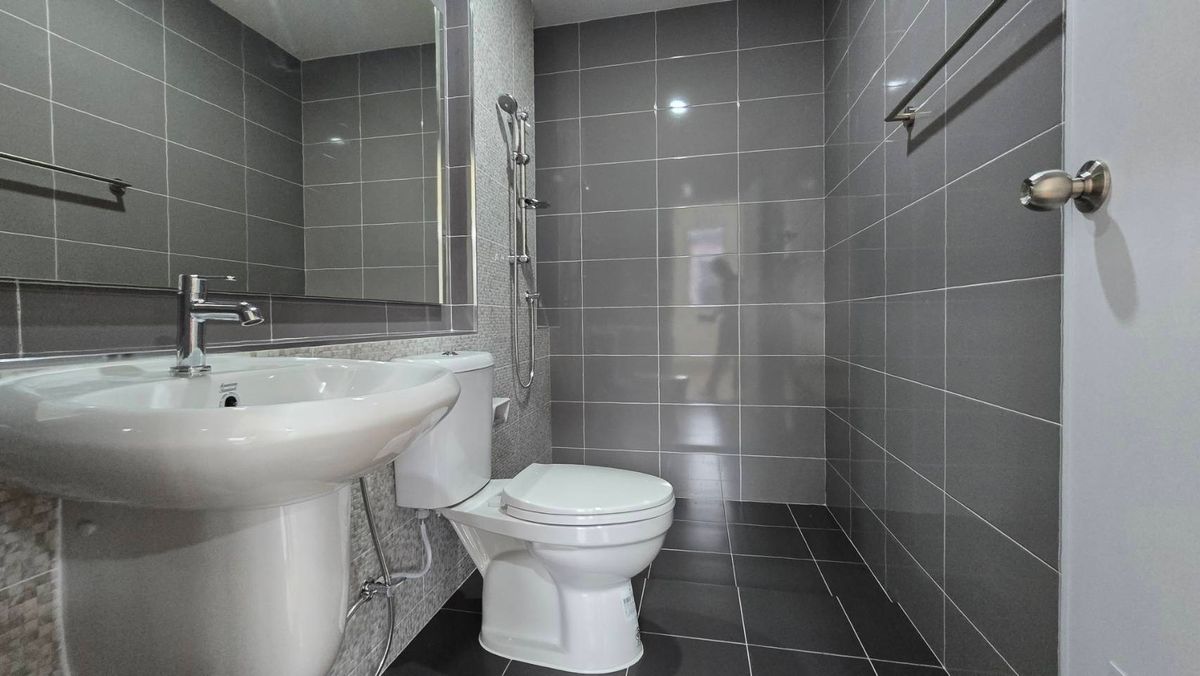 For RentTownhomePathum Thani,Rangsit, Thammasat : 2-class townhome for rent, Ring-Lam Luk Ka, 24 square wah, Kensington, 5.7 meters wide. Land starting at 21 sq.wah, 3 bedrooms, 3 bathrooms, 2 parking spaces.