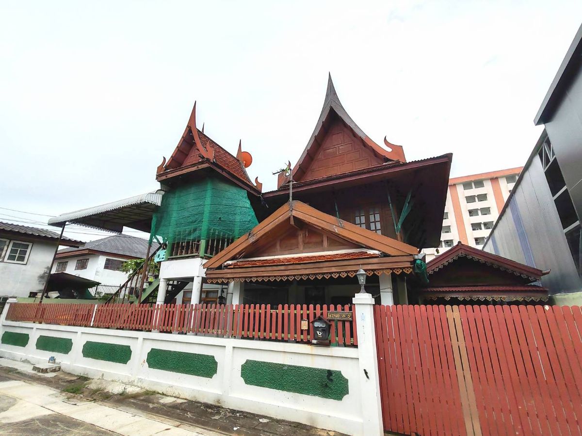ขายบ้านแจ้งวัฒนะ เมืองทอง : บ้านไม้สักทอง ชั้นบนทรงไทยทั้งหลัง !!! ขายบ้านเดี่ยว ครึ่งปูนไม้  เนื้อที่ 57 ตร.ว. ซอยแจ้งวัฒนะ-ปากเกร็ด 5  หลังที่ว่าการอำเภอ ใกล้ตลาดปากเกร็ด-เกาะเกร็ด  เหมาะทำ Airbnb สุดอบอุ่นให้ต่างชาติหลงรัก