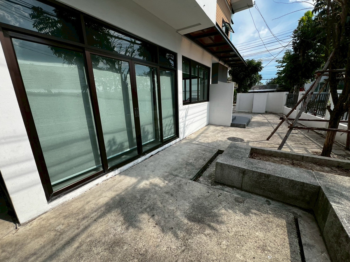 For RentHouseNonthaburi, Bang Yai, Bangbuathong : house can make office and company registration with 9-meter frontage, located on Ratchaphruek Road. 5 bedrooms