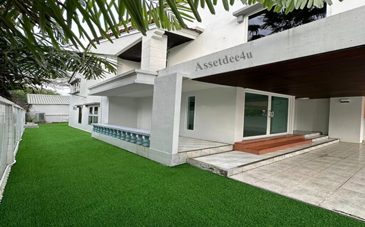 For RentHouseRattanathibet, Sanambinna : Rattanathibet rental house House for rent near the train House for rent near Central AH566 for rent 3 -story house behind the corner of Rattanathibet. Near MRT, Bang Kraso Station There are some furniture and electrical appliances.