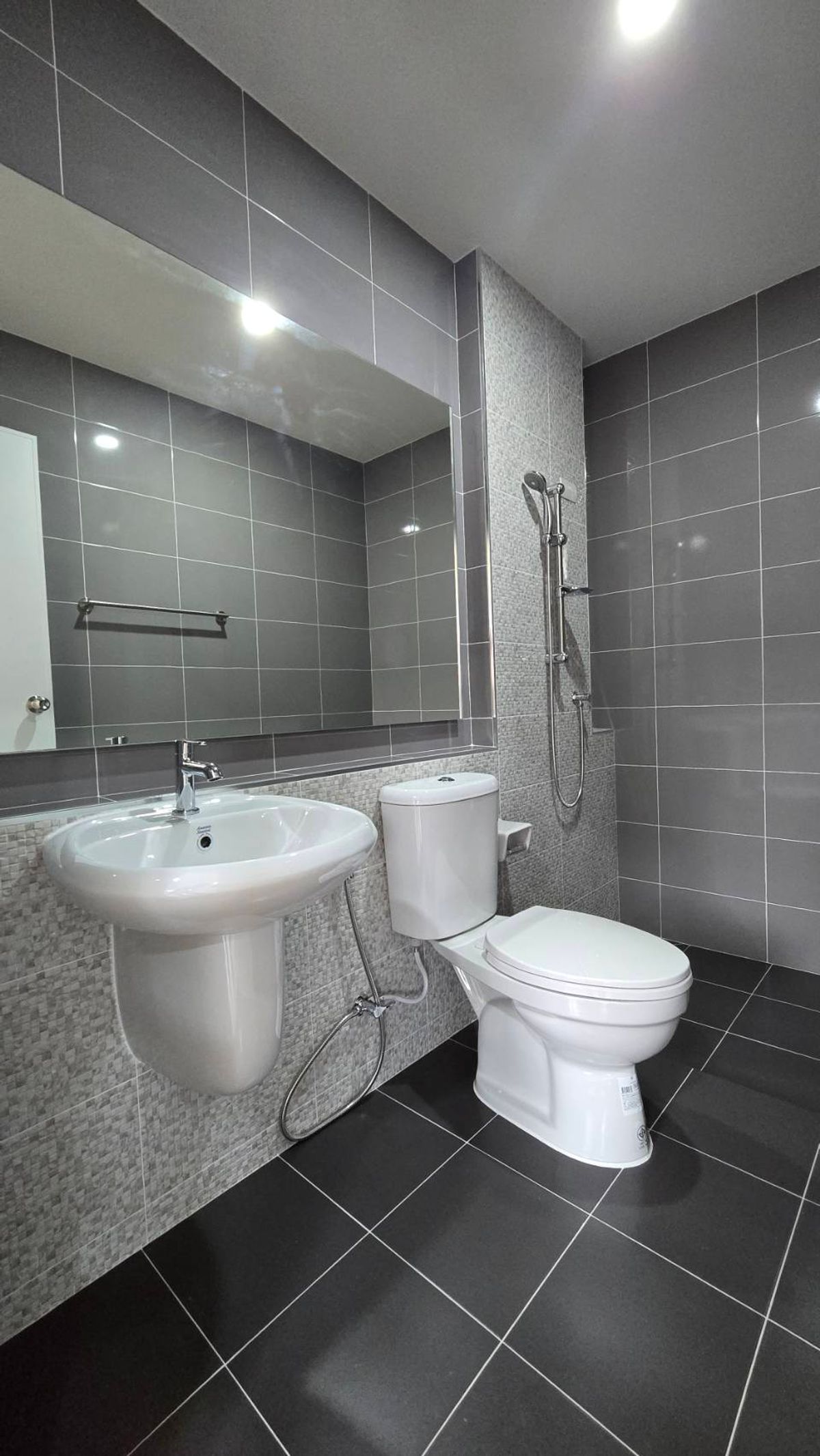 For RentTownhomePathum Thani,Rangsit, Thammasat : 2-class townhome for rent, Ring-Lam Luk Ka, 24 square wah, Kensington, 5.7 meters wide. Land starting at 21 sq.wah, 3 bedrooms, 3 bathrooms, 2 parking spaces.