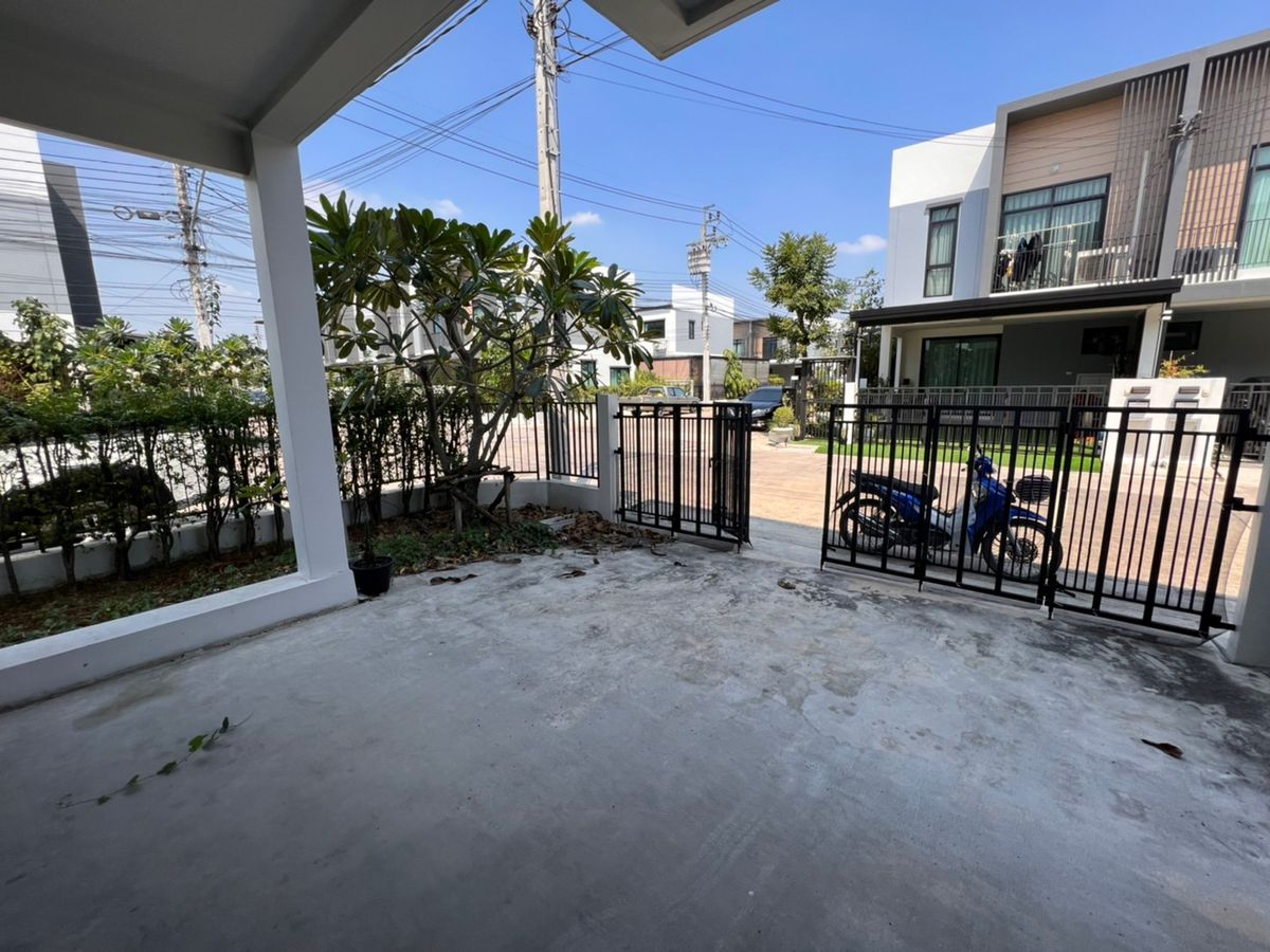 For RentTownhomeVipawadee, Don Mueang, Lak Si : Beautifully townhome near Don Mueang airport with stargazing seating, fully furnished, ready to move in.