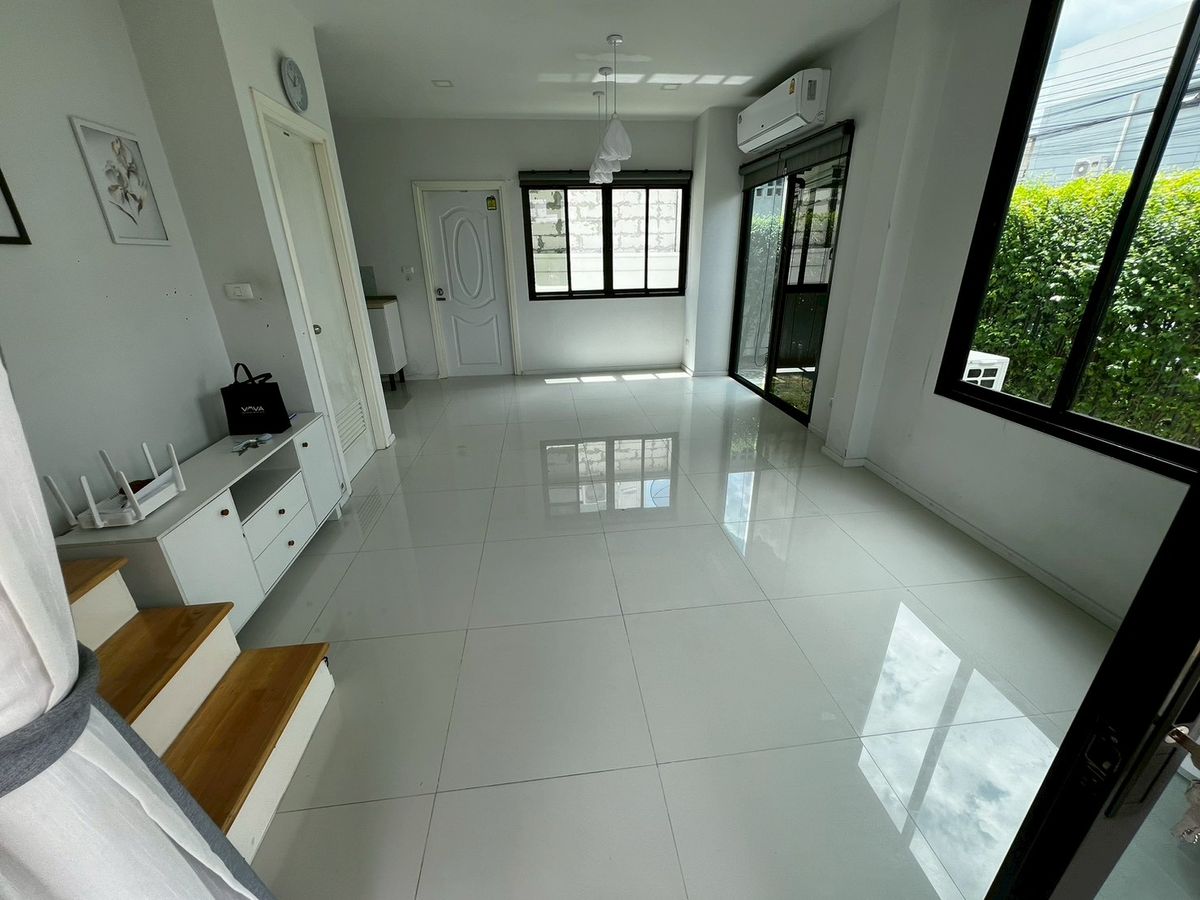 For RentTownhomeVipawadee, Don Mueang, Lak Si : Beautifully townhome near Don Mueang airport with stargazing seating, fully furnished, ready to move in.