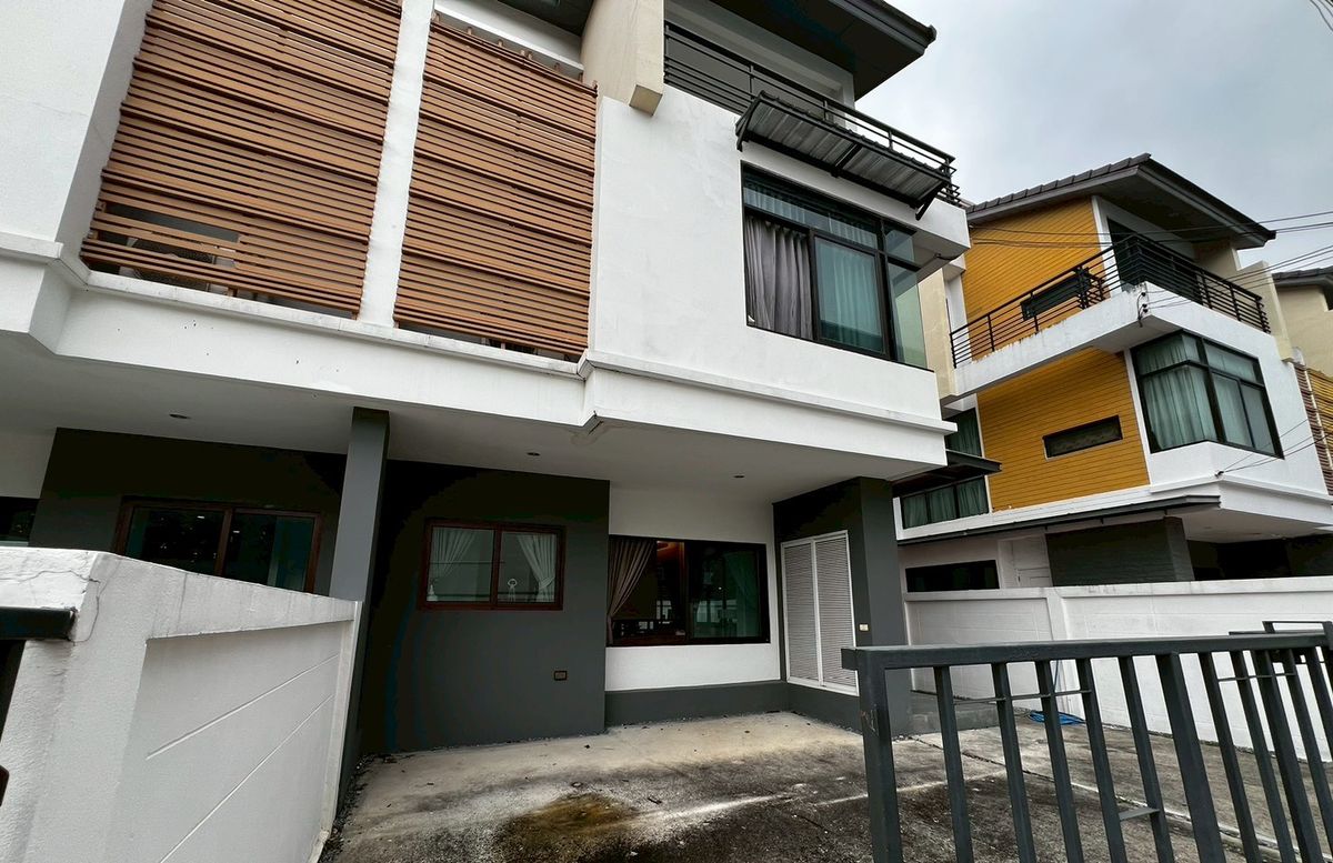 For RentHouseNonthaburi, Bang Yai, Bangbuathong : house can make office and company registration with 9-meter frontage, located on Ratchaphruek Road. 3 bedrooms