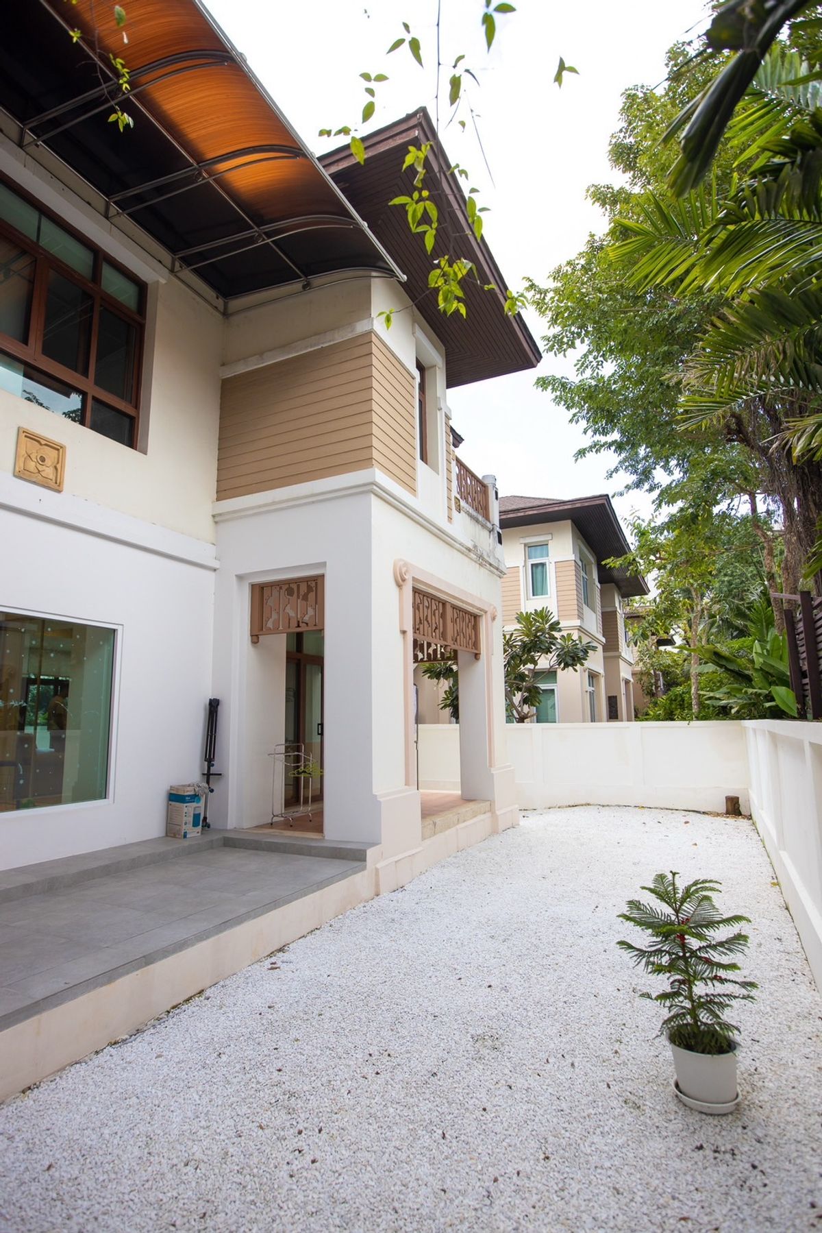 ให้เช่าบ้านเลียบทางด่วนรามอินทรา : 🏡 ให้เช่าบ้านเดี่ยวหรู Sirithawara Village รามอินทรา – รีโนเวทใหม่ทั้งหลัง ใกล้ Crystal Park  ให้เช่าบ้านเดี่ยวสุดพิเศษ โครงการคุณภาพ Sirithawara Village 📍ทำเลศักยภาพใจกลางย่านรามอินทรา – ใกล้ Crystal Park และทางด่วน!