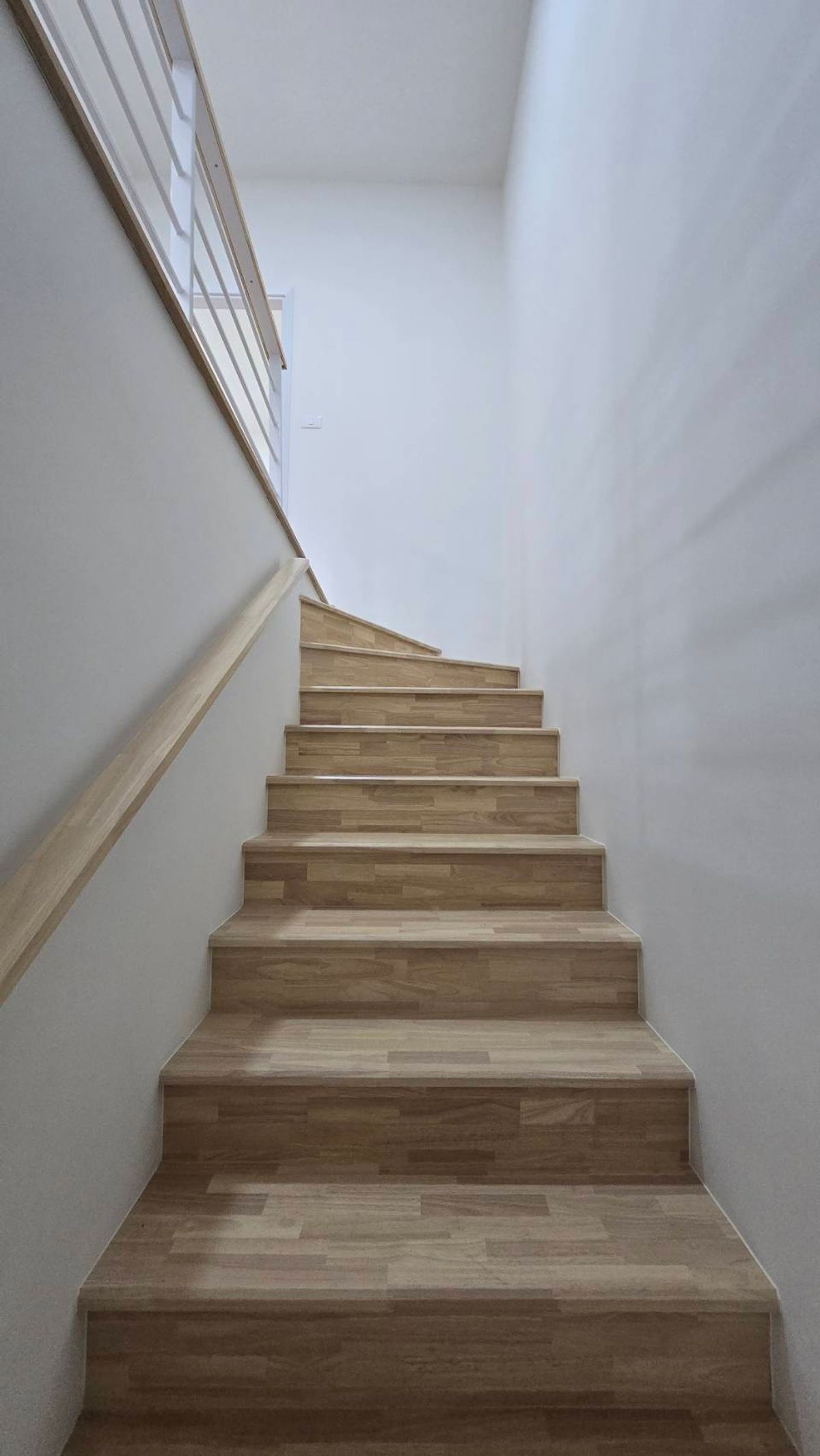 For RentTownhomePathum Thani,Rangsit, Thammasat : 2-class townhome for rent, Ring-Lam Luk Ka, 24 square wah, Kensington, 5.7 meters wide. Land starting at 21 sq.wah, 3 bedrooms, 3 bathrooms, 2 parking spaces.