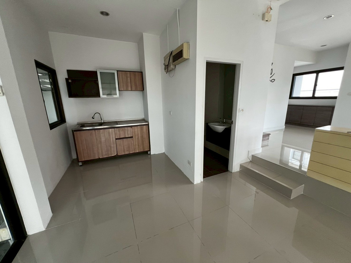 For RentHouseNonthaburi, Bang Yai, Bangbuathong : house can make office and company registration with 9-meter frontage, located on Ratchaphruek Road. 5 bedrooms