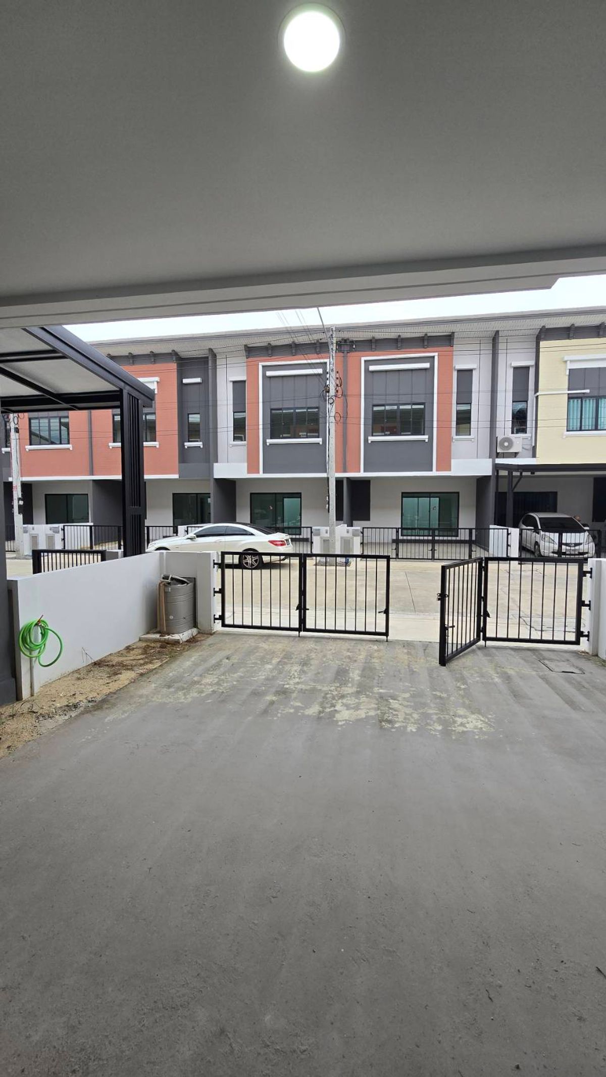 For RentTownhomePathum Thani,Rangsit, Thammasat : 2-story townhome for rent, Ring-Lam Luk Ka 24 square wah, 3 bedrooms, 3 bathrooms, 2 parking spaces