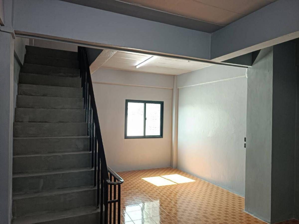 For RentShop HouseSamut Prakan,Samrong : Rent a commercial building in Thepharak Zone, near Sin Medical Hospital, Thepharak only 2 minutes.