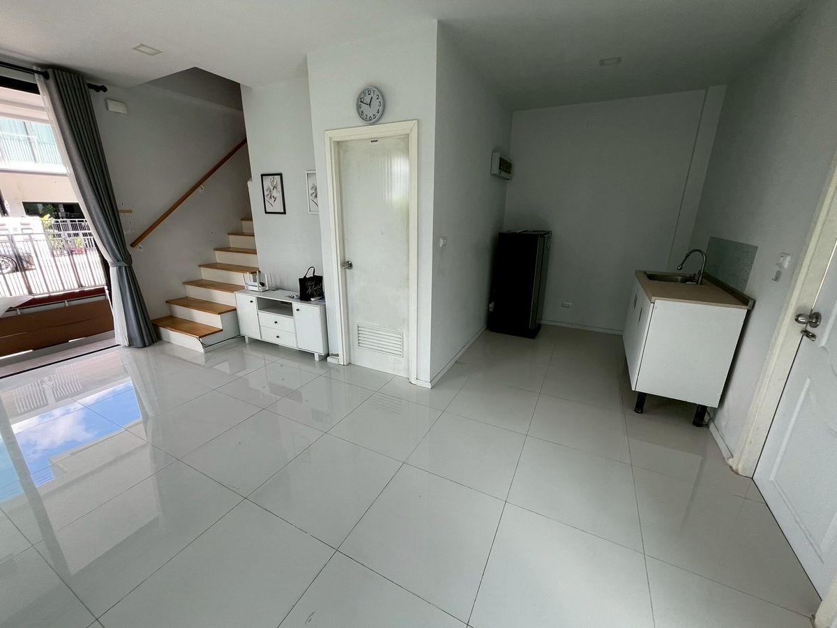 For RentTownhomeVipawadee, Don Mueang, Lak Si : Beautifully townhome near Don Mueang airport with stargazing seating, fully furnished, ready to move in.