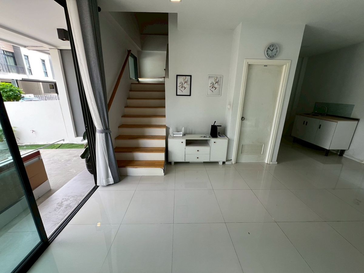 For RentTownhomeVipawadee, Don Mueang, Lak Si : Beautifully townhome near Don Mueang airport with stargazing seating, fully furnished, ready to move in.