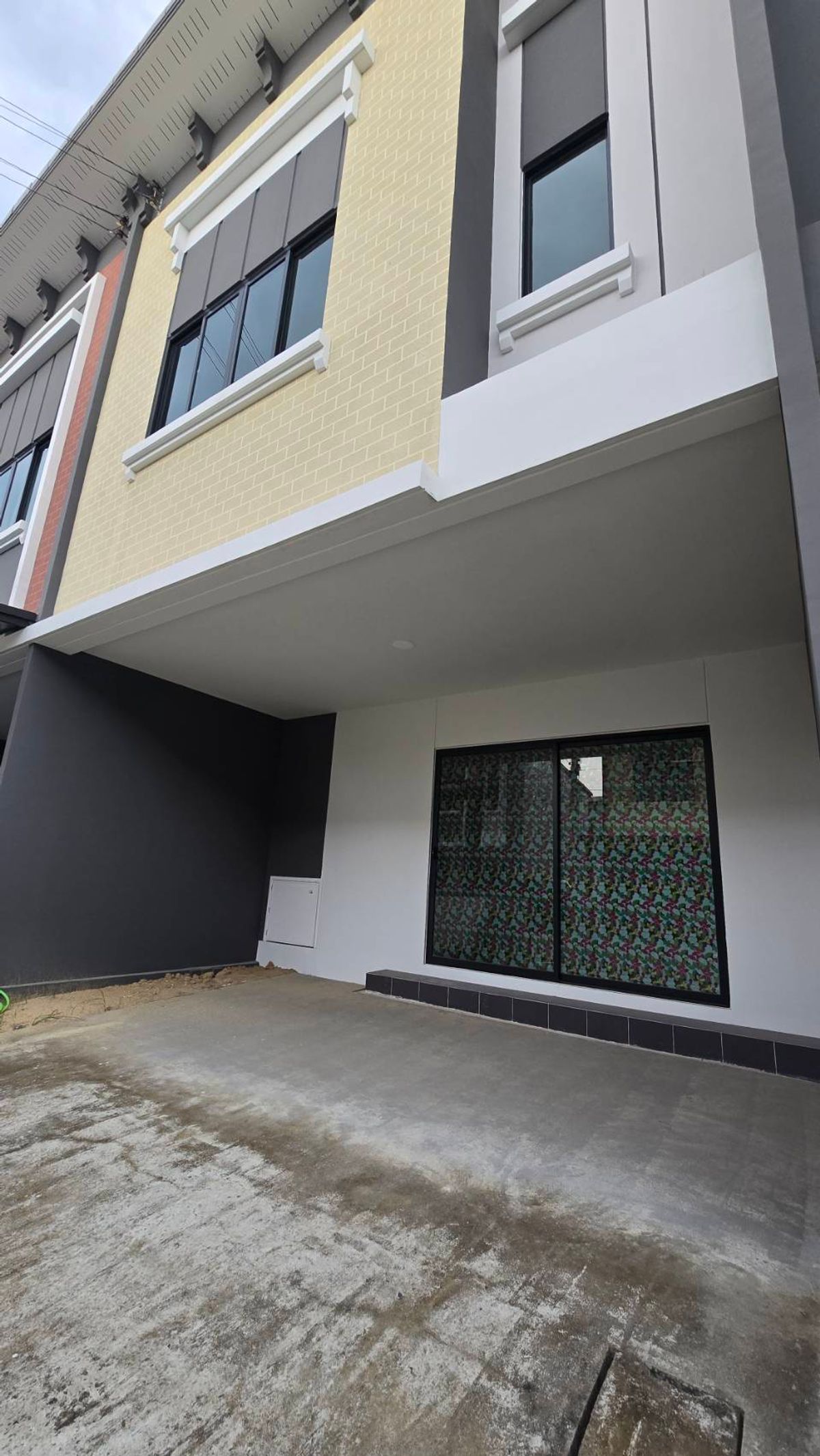 For RentTownhomePathum Thani,Rangsit, Thammasat : 2-class townhome for rent, Ring-Lam Luk Ka, 24 square wah, Kensington, 5.7 meters wide. Land starting at 21 sq.wah, 3 bedrooms, 3 bathrooms, 2 parking spaces.