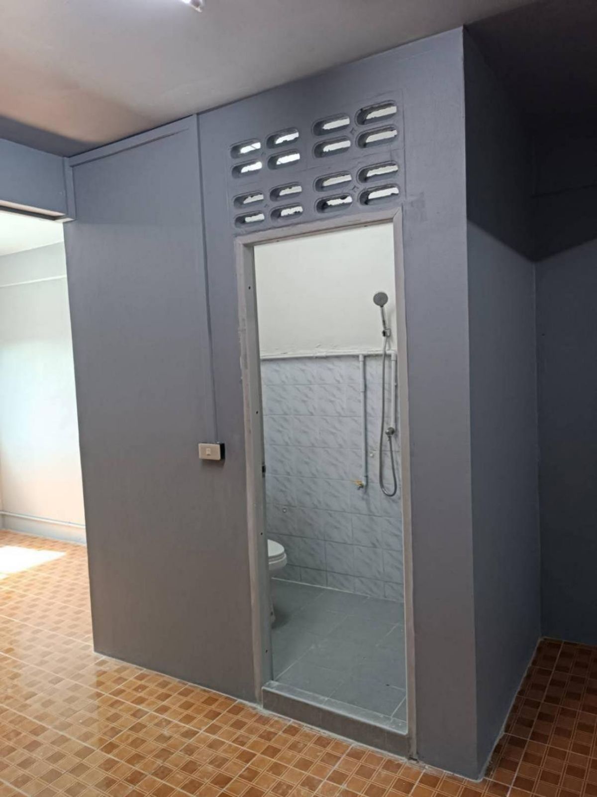 For RentShop HouseSamut Prakan,Samrong : Rent a commercial building in Thepharak Zone, near Sin Medical Hospital, Thepharak only 2 minutes.