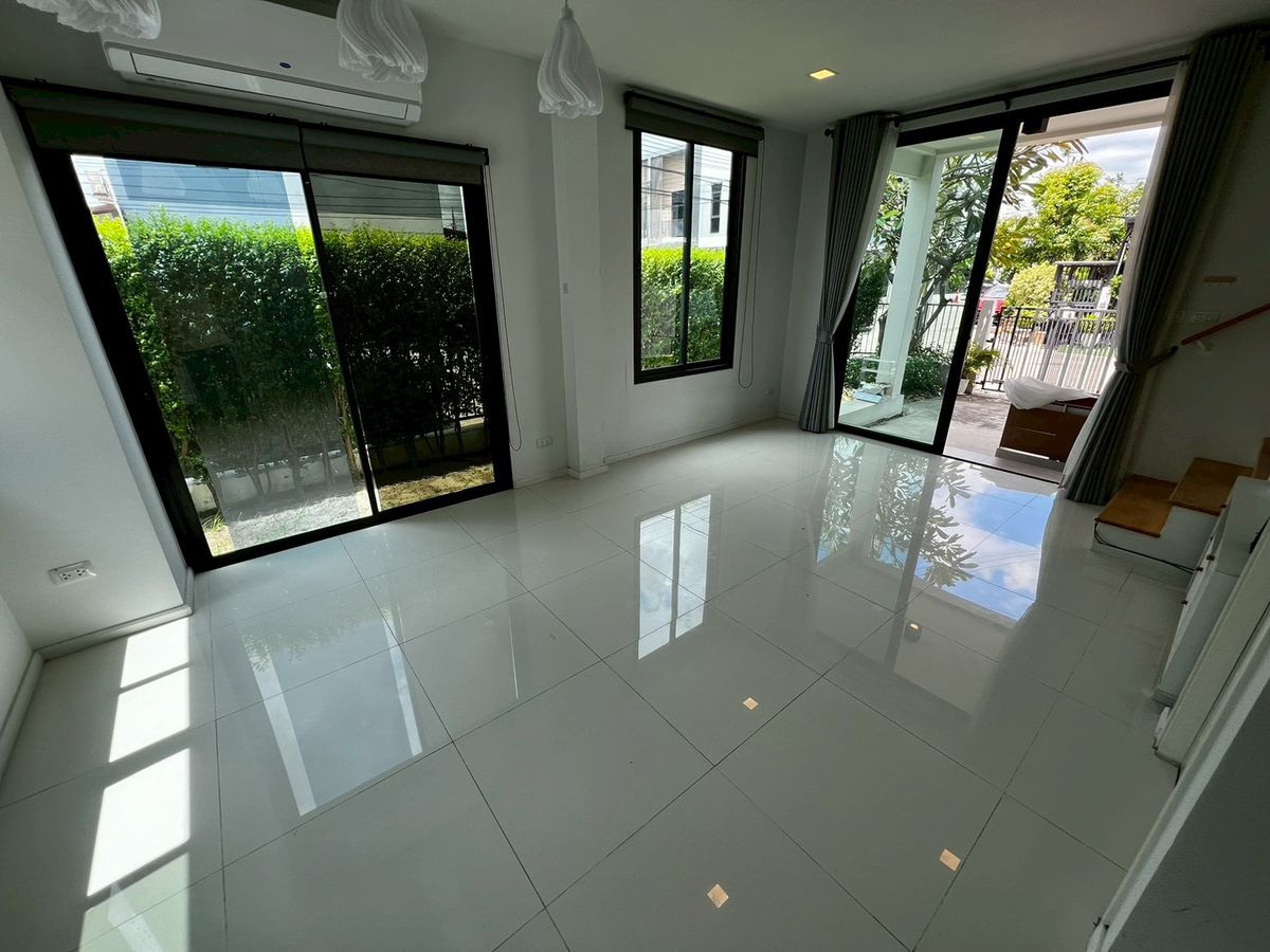 For RentTownhomeVipawadee, Don Mueang, Lak Si : Beautifully townhome near Don Mueang airport with stargazing seating, fully furnished, ready to move in.