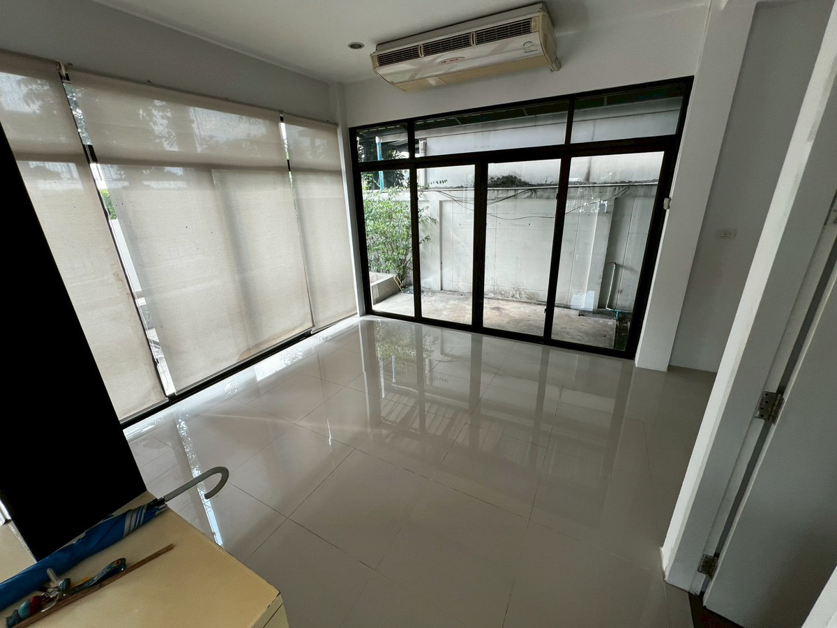 For RentHouseNonthaburi, Bang Yai, Bangbuathong : house can make office and company registration with 9-meter frontage, located on Ratchaphruek Road. 5 bedrooms