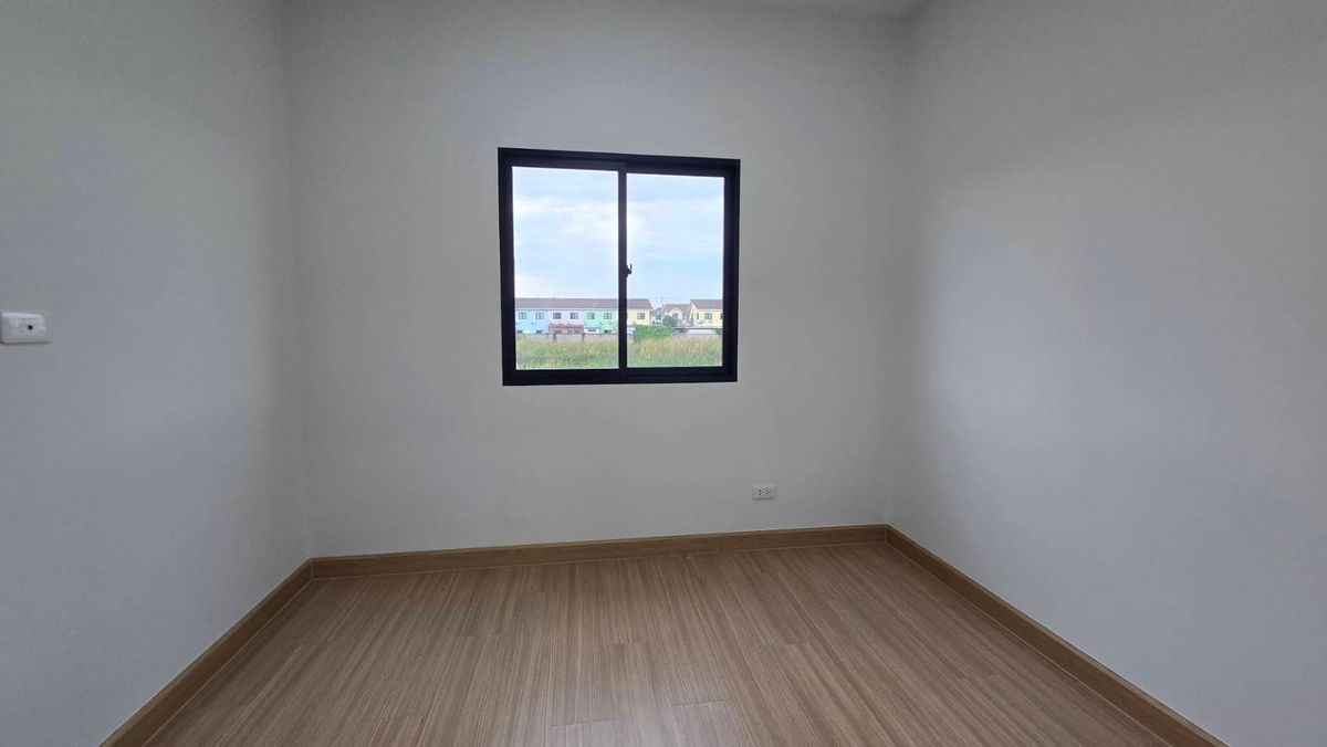 For RentTownhomePathum Thani,Rangsit, Thammasat : 2-story townhome for rent, Ring-Lam Luk Ka 24 square wah, 3 bedrooms, 3 bathrooms, 2 parking spaces