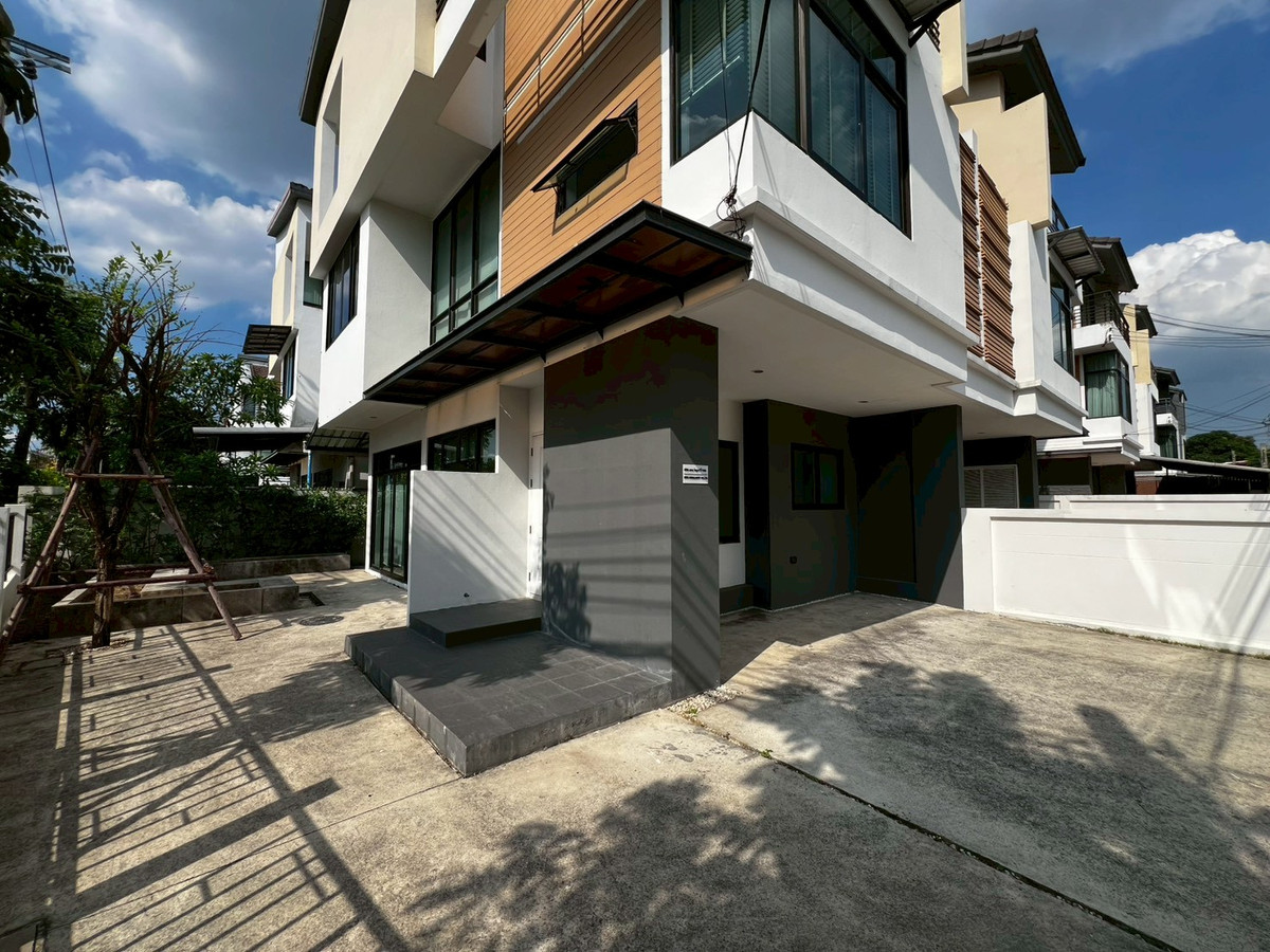 For RentHouseNonthaburi, Bang Yai, Bangbuathong : house can make office and company registration with 9-meter frontage, located on Ratchaphruek Road. 5 bedrooms