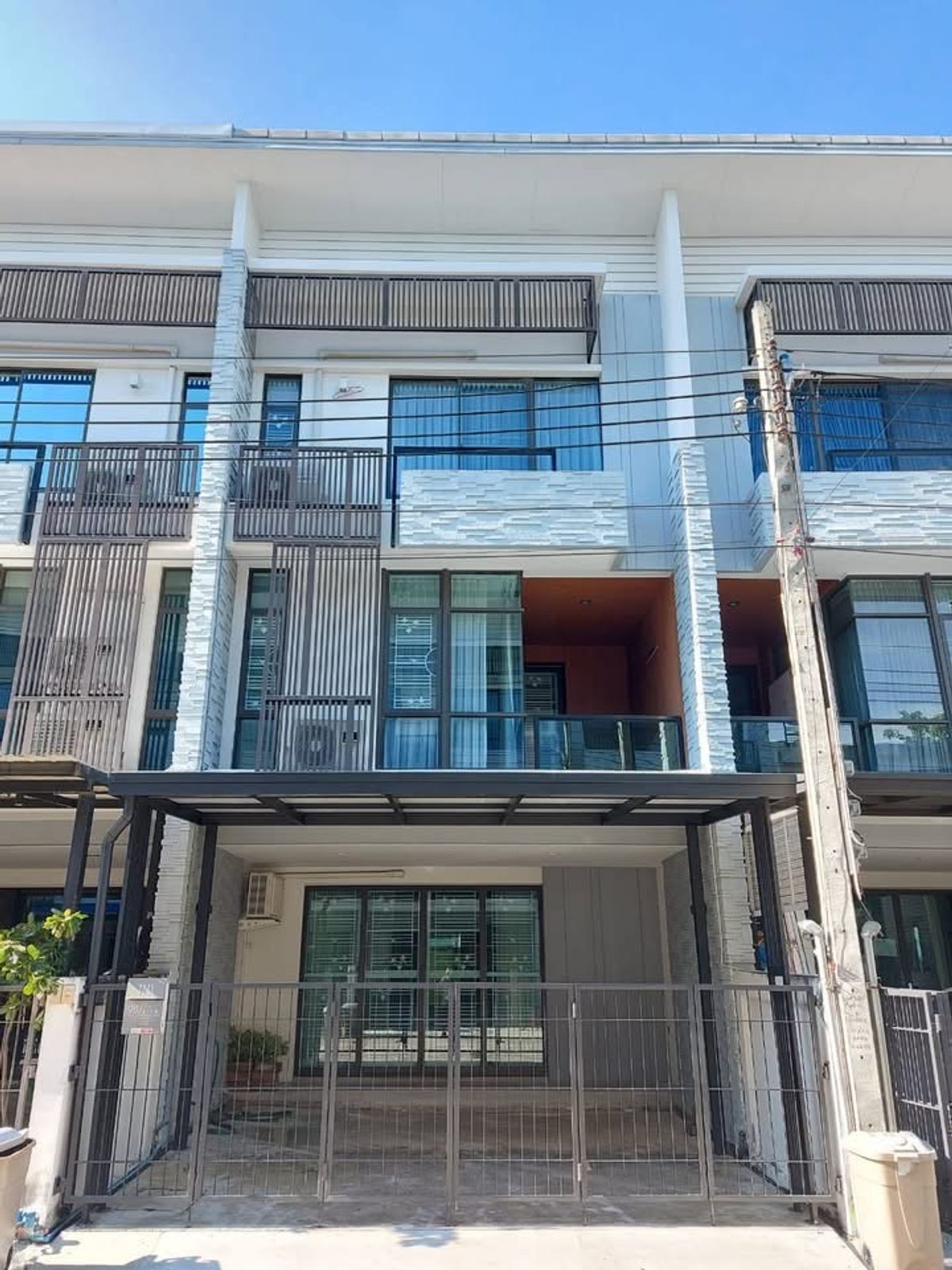 ให้เช่าโฮมออฟฟิศบางนา แบริ่ง ลาซาล : ให้เช่า ทาวน์เฮาส์ 3 ชั้น โครงการ plex บางนา ติดถนนบางนา ตราด สนใจติดต่อ 082-3223695 