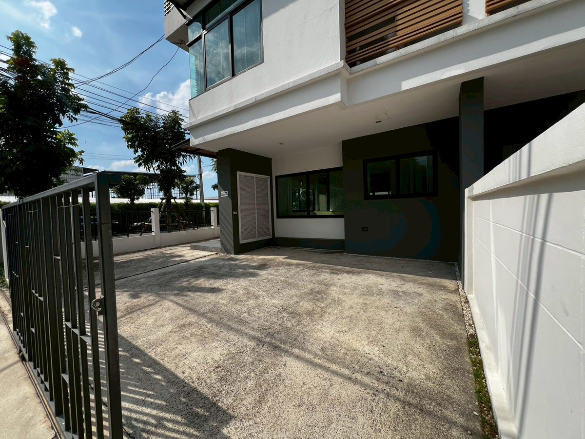 For RentHouseNonthaburi, Bang Yai, Bangbuathong : house can make office and company registration with 9-meter frontage, located on Ratchaphruek Road. 5 bedrooms