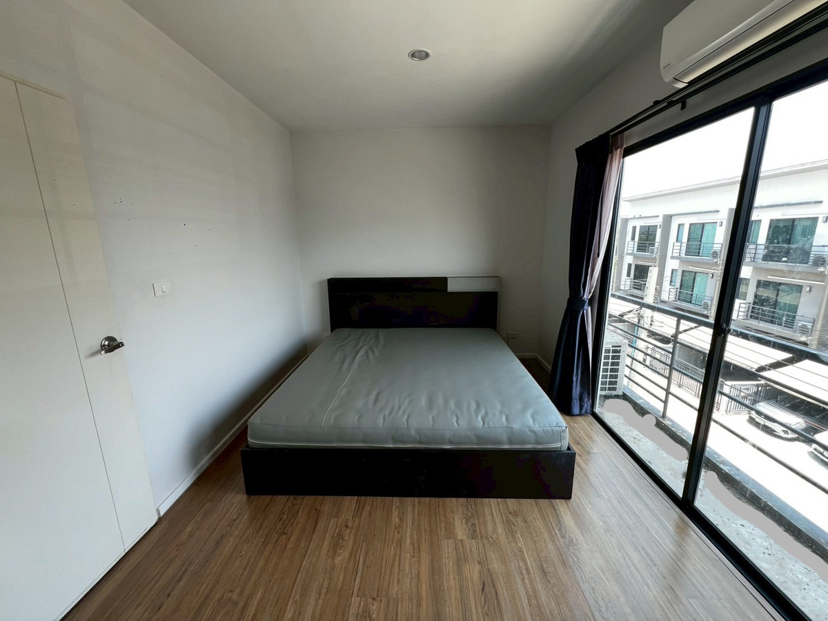 For RentTownhomeRama5, Ratchapruek, Bangkruai : Corner townhome with river view, pet-friendly, near Rama 5 Bridge, 3 bedrooms, 3 bathrooms.