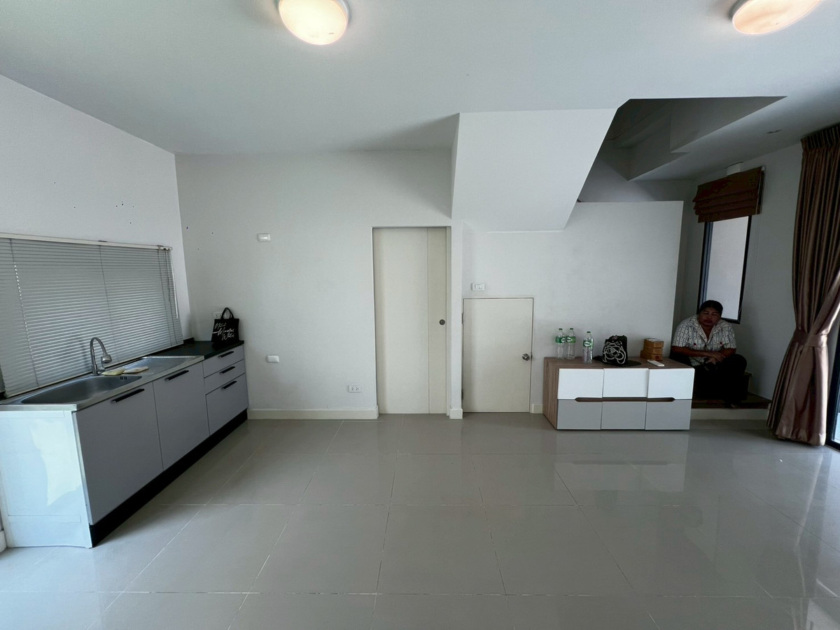 For RentTownhomeRama5, Ratchapruek, Bangkruai : Corner townhome with river view, pet-friendly, near Rama 5 Bridge, 3 bedrooms, 3 bathrooms.