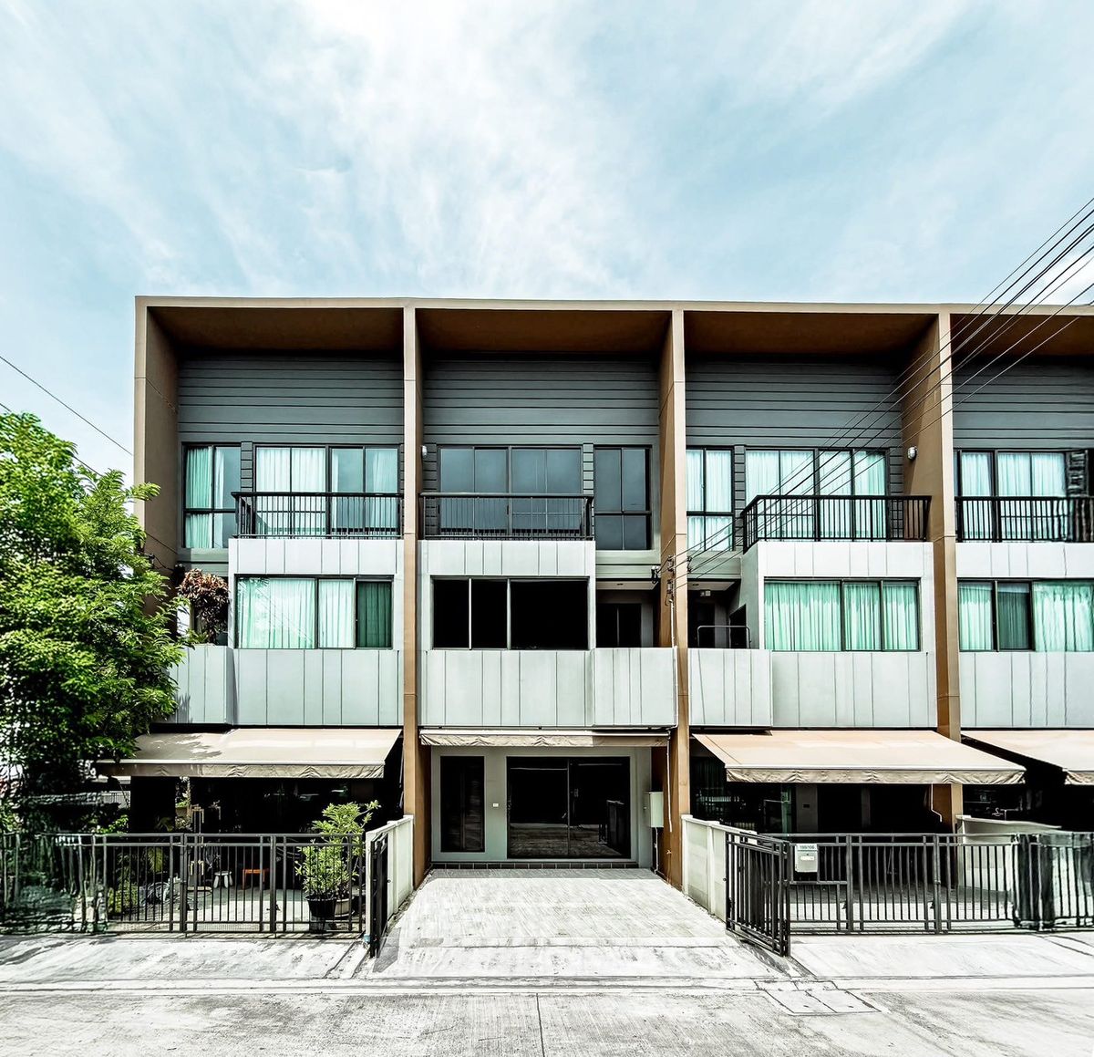 ขายทาวน์โฮมพระราม 5 ราชพฤกษ์ บางกรวย : ทาวน์โฮม 3 ชั้น บ้านกลางเมือง ราชพฤกษ์ ขนาด 18 ตารางวา 3 ห้องนอน ตรงข้ามเซ็นทรัลเวสต์วิลล์ อำเภอบางกรวย ตำบลมหาสวัสดิ์ จังหวัดนนทบุรี