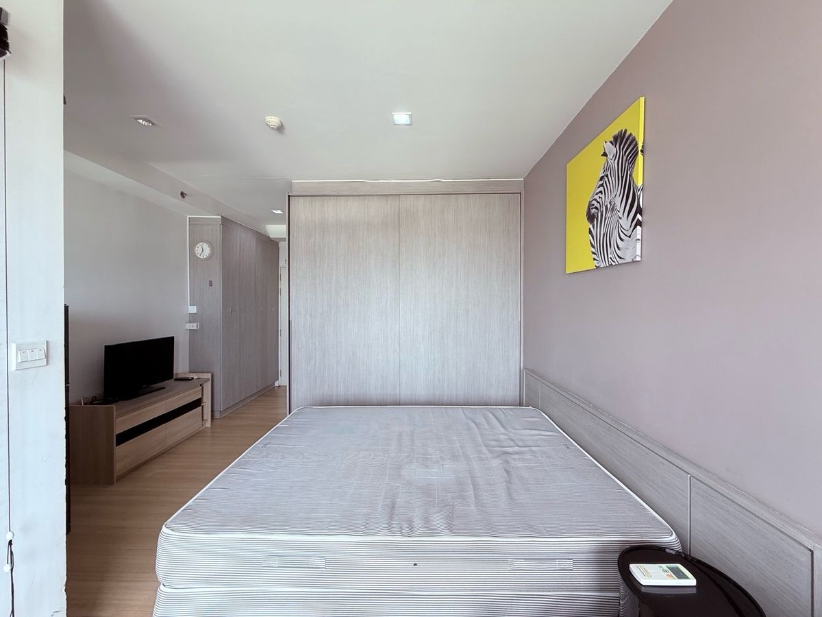For RentCondoSathorn, Narathiwat : Rent The Seed Mingle Studio, price 11,000 baht, free 1 kg.