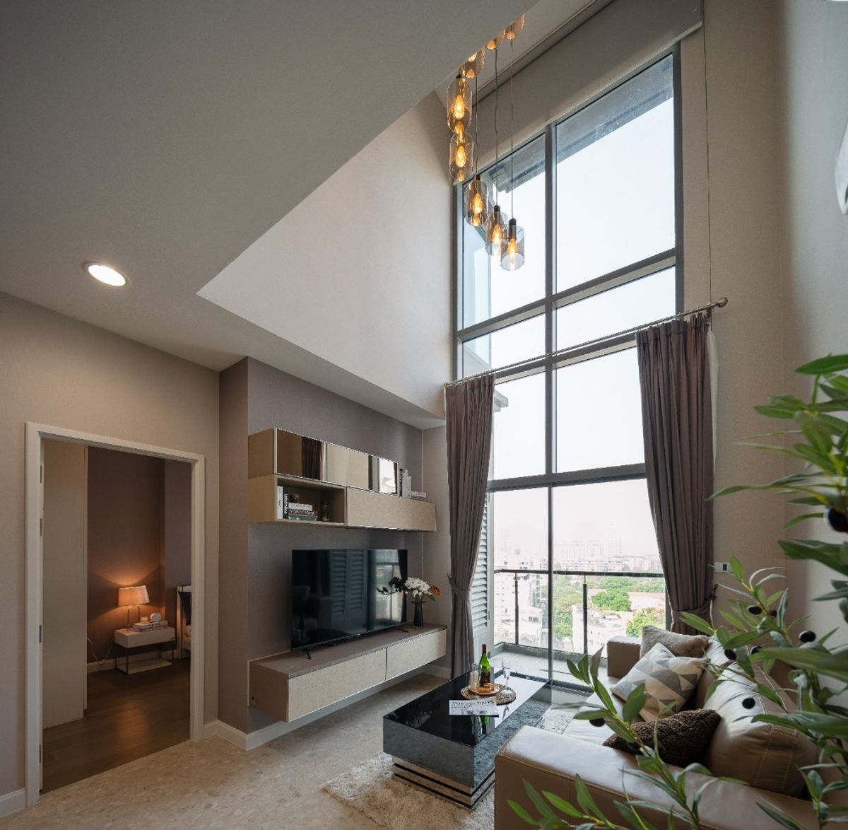 ขายคอนโดสุขุมวิท อโศก ทองหล่อ : 🏢 ขายคอนโด Duplex 2 ห้องนอนสุดหรู ที่ THE CREST สุขุมวิท Duplex 2 ห้องนอน ห้องกว้างขวาง โปร่งสบาย ตกแต่งครบ พร้อมเข้าอยู่ ใกล้ BTS ทองหล่อ