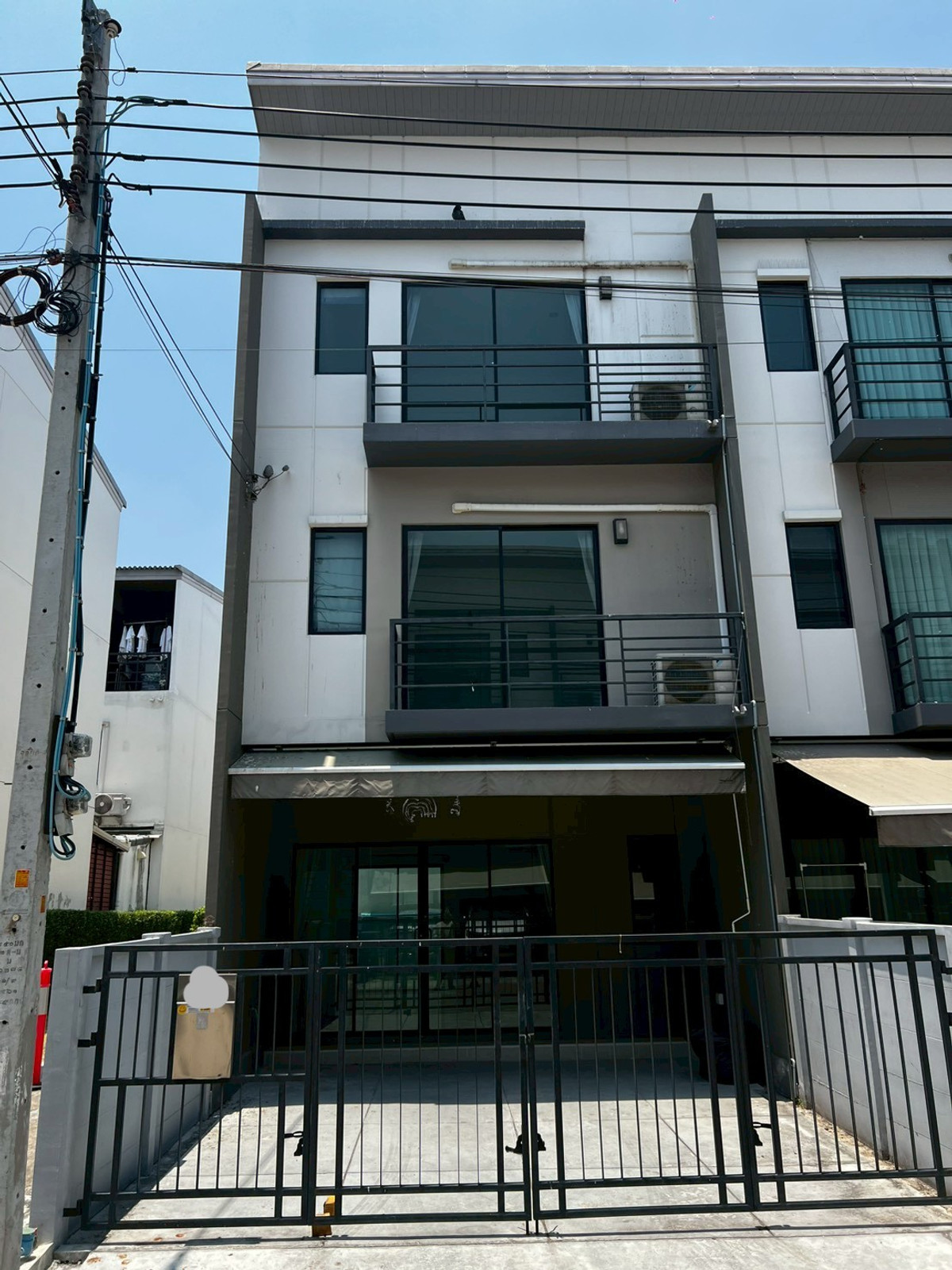 For RentTownhomeRama5, Ratchapruek, Bangkruai : Corner townhome with river view, pet-friendly, near Rama 5 Bridge, 3 bedrooms, 3 bathrooms.