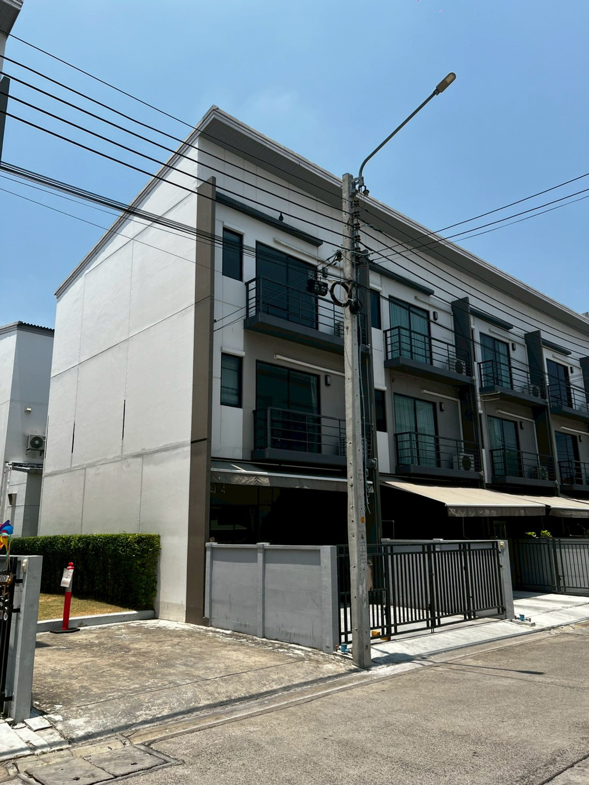 For RentTownhomeRama5, Ratchapruek, Bangkruai : Corner townhome with river view, pet-friendly, near Rama 5 Bridge, 3 bedrooms, 3 bathrooms.