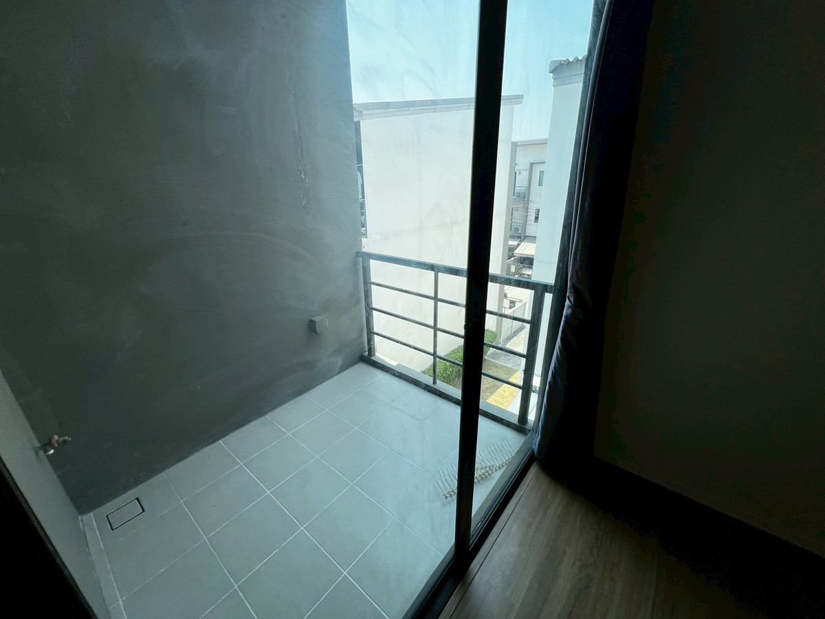 For RentTownhomeRama5, Ratchapruek, Bangkruai : Corner townhome with river view, pet-friendly, near Rama 5 Bridge, 3 bedrooms, 3 bathrooms.