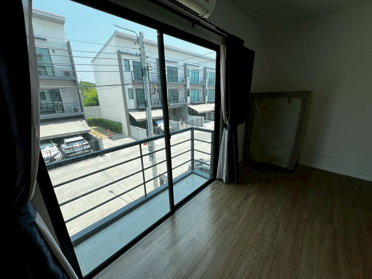 For RentTownhomeRama5, Ratchapruek, Bangkruai : Corner townhome with river view, pet-friendly, near Rama 5 Bridge, 3 bedrooms, 3 bathrooms.