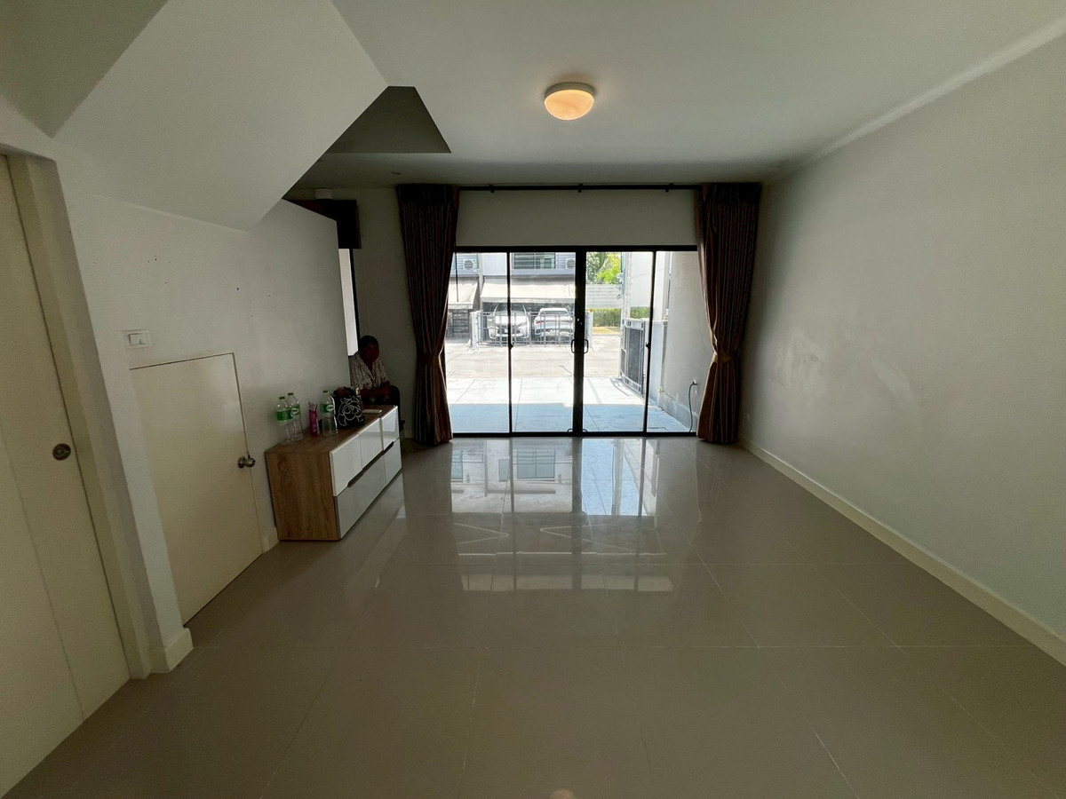 For RentTownhomeRama5, Ratchapruek, Bangkruai : Corner townhome with river view, pet-friendly, near Rama 5 Bridge, 3 bedrooms, 3 bathrooms.