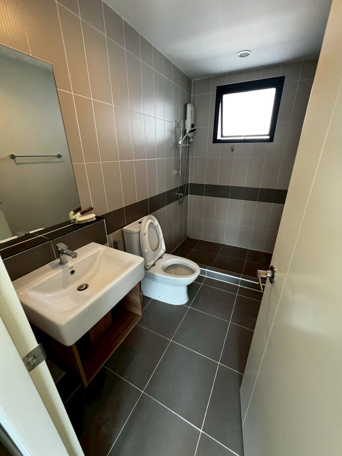 For RentTownhomeRama5, Ratchapruek, Bangkruai : Corner townhome with river view, pet-friendly, near Rama 5 Bridge, 3 bedrooms, 3 bathrooms.