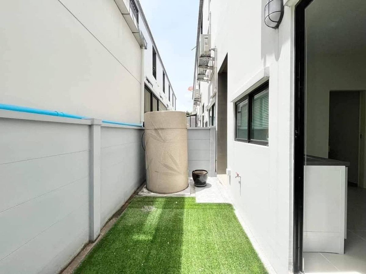 For RentTownhomeRama5, Ratchapruek, Bangkruai : Corner townhome with river view, pet-friendly, near Rama 5 Bridge, 3 bedrooms, 3 bathrooms.