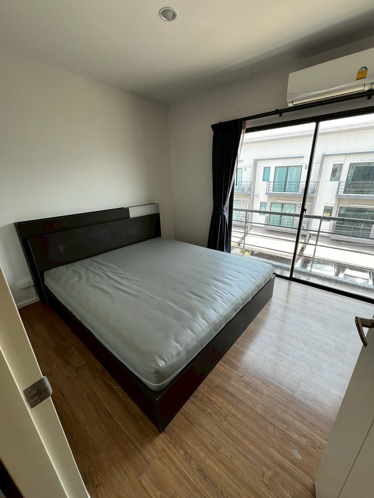 For RentTownhomeRama5, Ratchapruek, Bangkruai : Corner townhome with river view, pet-friendly, near Rama 5 Bridge, 3 bedrooms, 3 bathrooms.