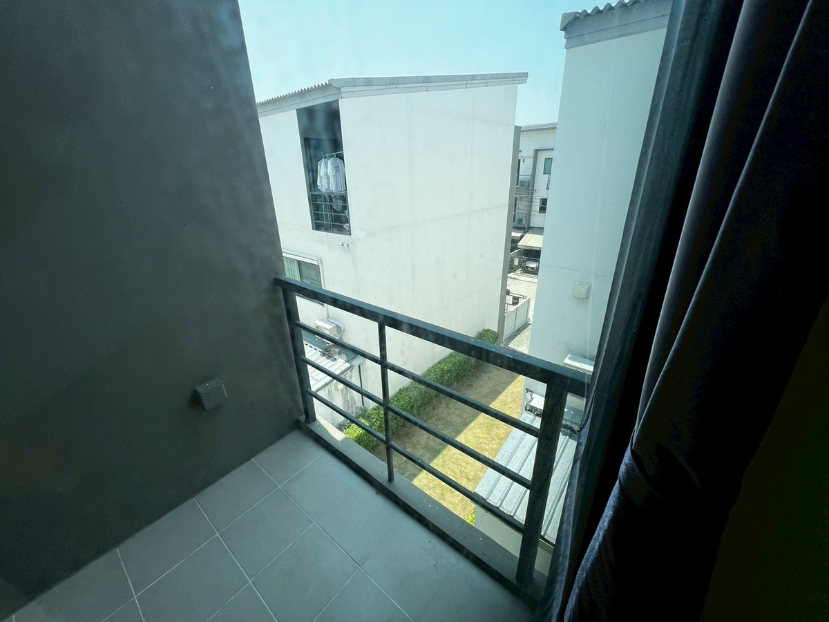 For RentTownhomeRama5, Ratchapruek, Bangkruai : Corner townhome with river view, pet-friendly, near Rama 5 Bridge, 3 bedrooms, 3 bathrooms.