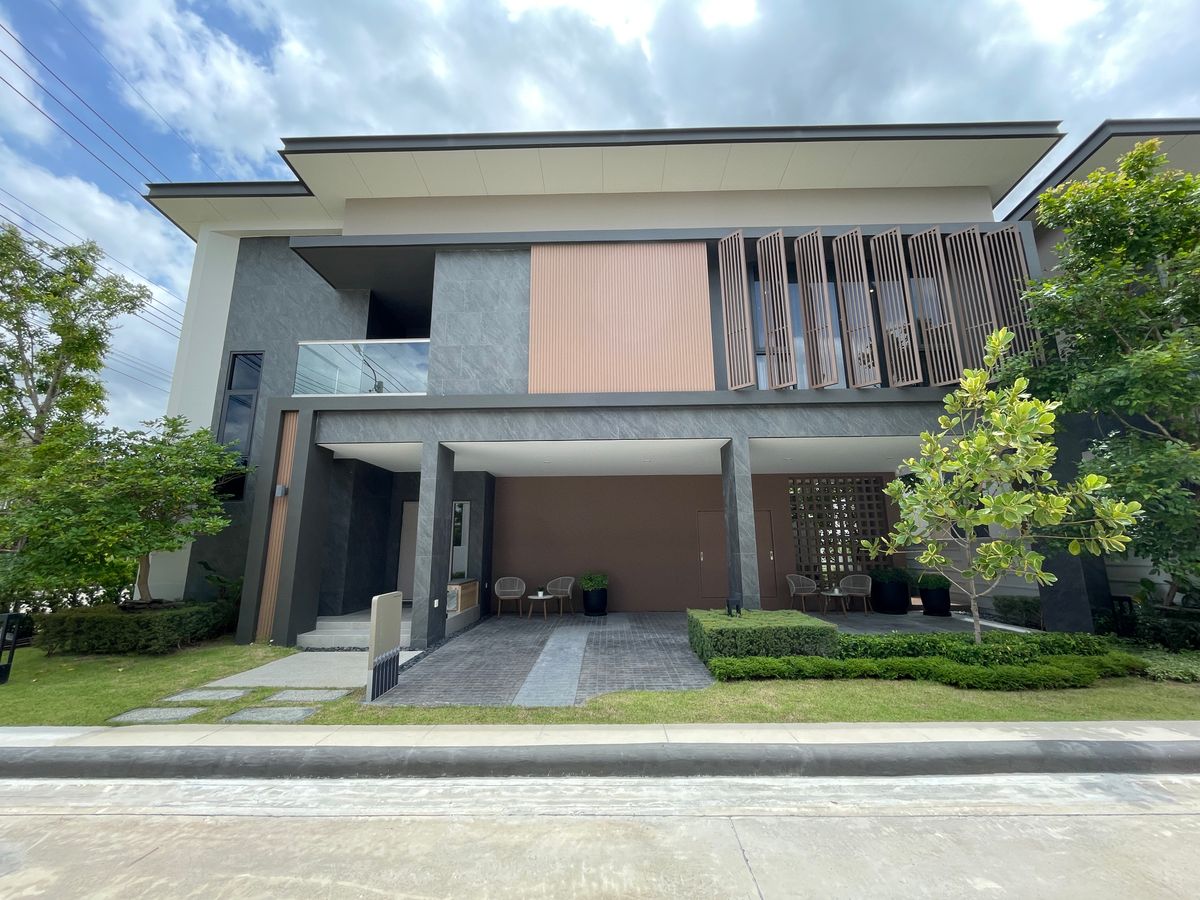 For SaleHousePattanakan, Srinakarin : Sell ​​Villa 168, New, Krungthep Kreetha, 2 -storey detached house, Modern Tropical style with Private Courtyard and complete facilities. Near Motorway and Suvarnabhumi Airport