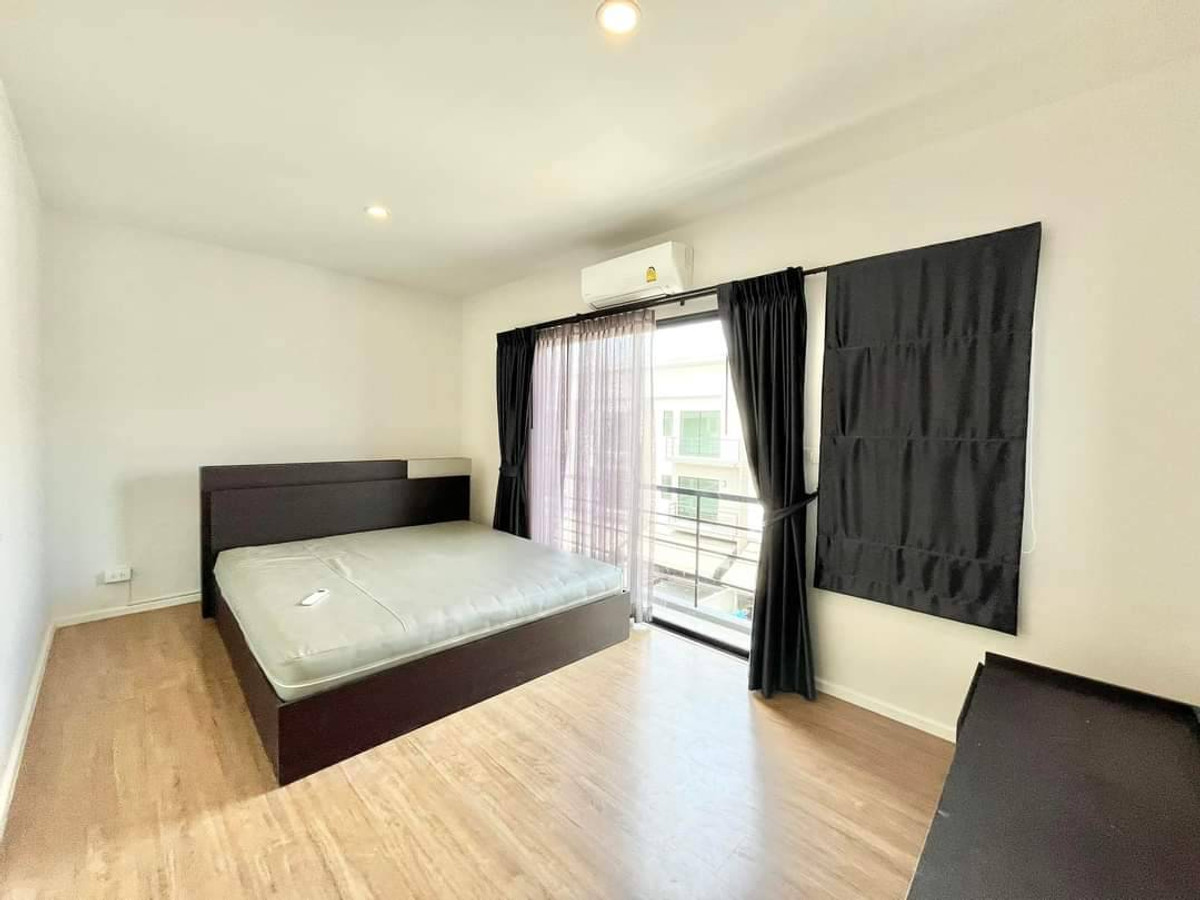 For RentTownhomeRama5, Ratchapruek, Bangkruai : Corner townhome with river view, pet-friendly, near Rama 5 Bridge, 3 bedrooms, 3 bathrooms.