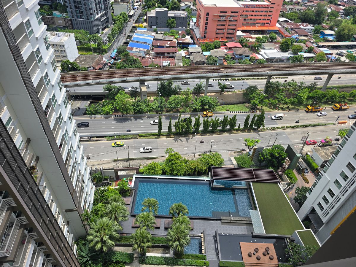 For SaleCondoThaphra, Talat Phlu, Wutthakat : The Parkland Grand Taksin Condo, 22nd Floor, Size 47.09 sqm. View pool view. Fix car park.