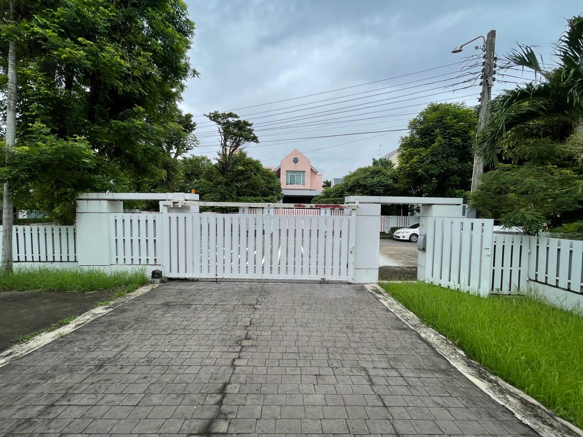 ขายบ้านนวมินทร์ รามอินทรา : ขายบ้านเดี่ยว 2 ชั้น สไตล์ modern classic หลังใหญ่ที่สุดในโครงการ