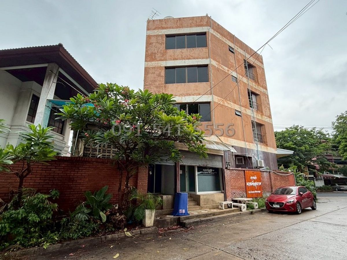 For SaleOfficeSapankwai,Jatujak : For rent for a 4 -story office building with a roof behind the Bon Marche Market, the corner of the road, an area of ​​35 sq.