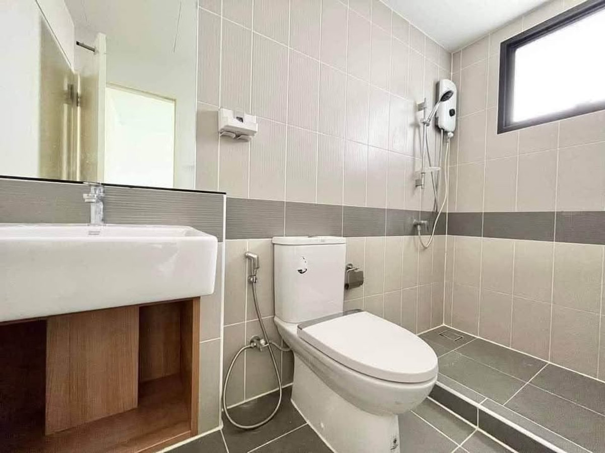 For RentTownhomeRama5, Ratchapruek, Bangkruai : Corner townhome with river view, pet-friendly, near Rama 5 Bridge, 3 bedrooms, 3 bathrooms.