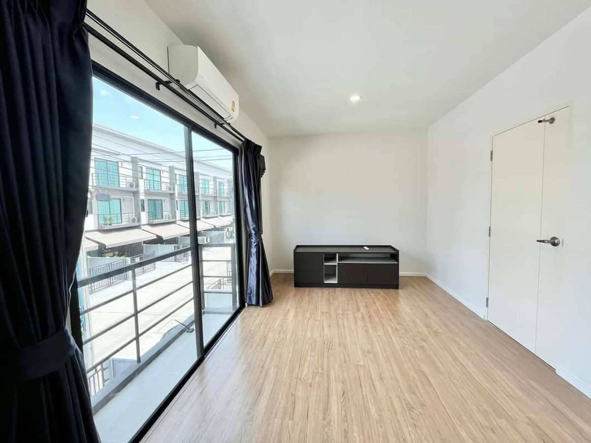 For RentTownhomeRama5, Ratchapruek, Bangkruai : Corner townhome with river view, pet-friendly, near Rama 5 Bridge, 3 bedrooms, 3 bathrooms.