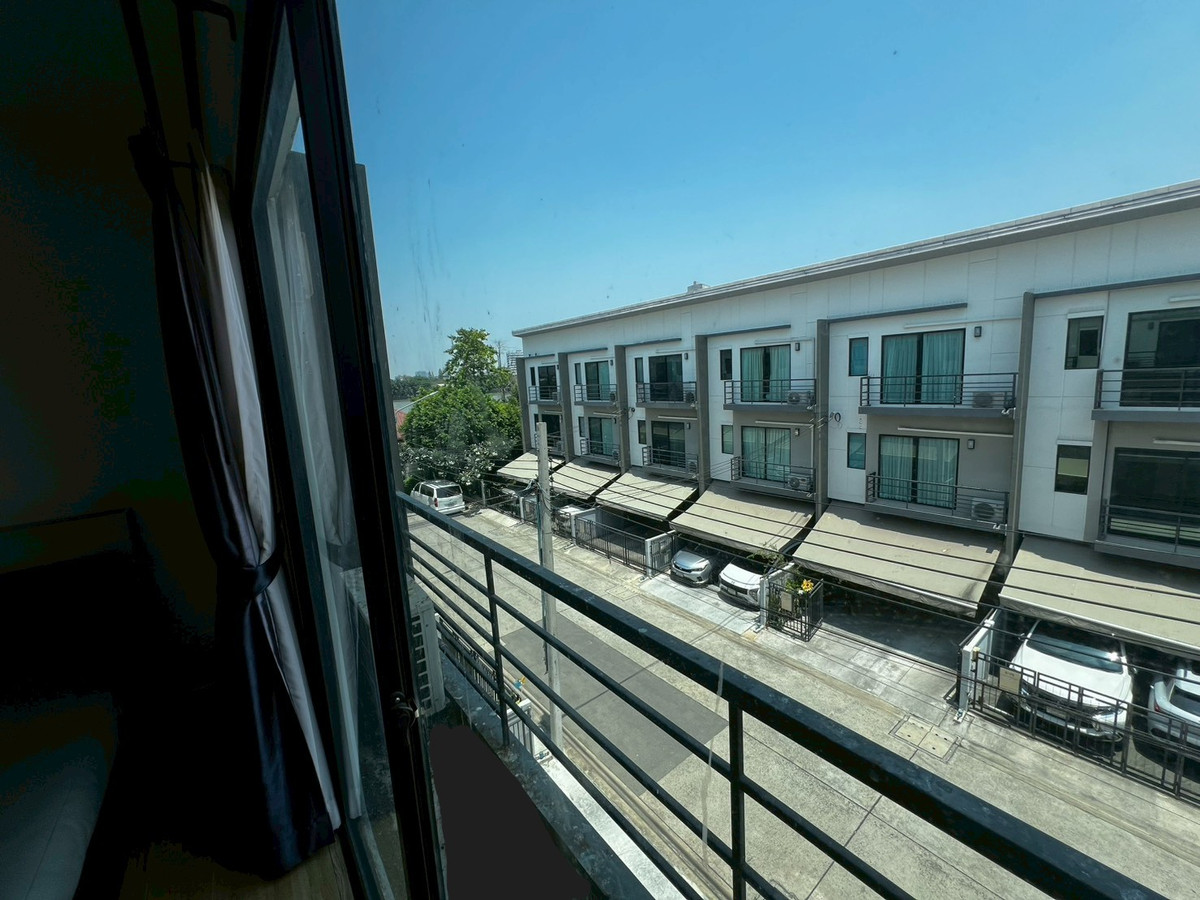 For RentTownhomeRama5, Ratchapruek, Bangkruai : Corner townhome with river view, pet-friendly, near Rama 5 Bridge, 3 bedrooms, 3 bathrooms.