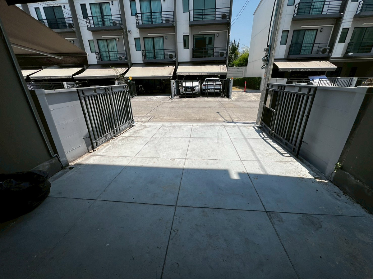 For RentTownhomeRama5, Ratchapruek, Bangkruai : Corner townhome with river view, pet-friendly, near Rama 5 Bridge, 3 bedrooms, 3 bathrooms.