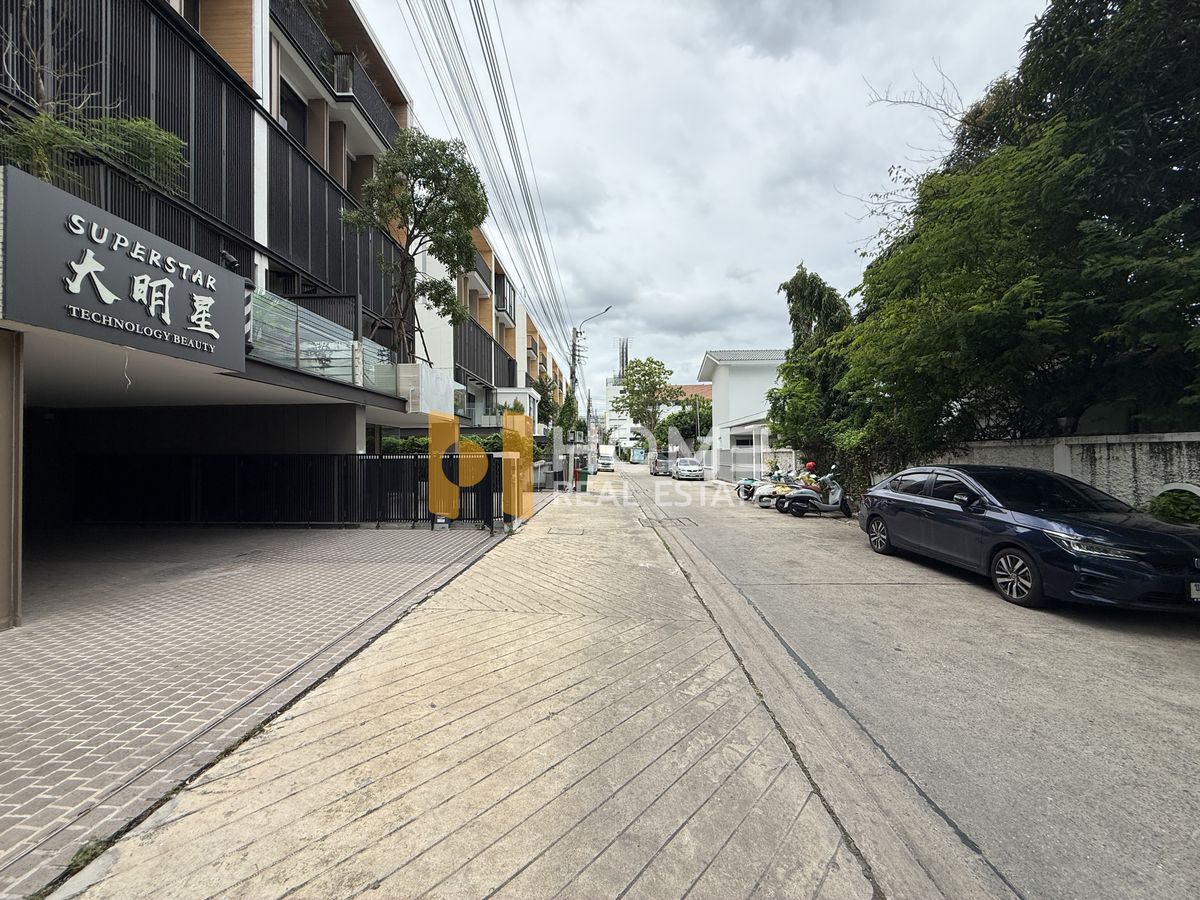 For SaleHome OfficeRamkhamhaeng, Hua Mak : 🏡 Home office near The Nine Rama 9 📍 The Element Rama 9 🏡 The Element Rama 9 / Parking for 6 cars (FOR SALE) PALM881