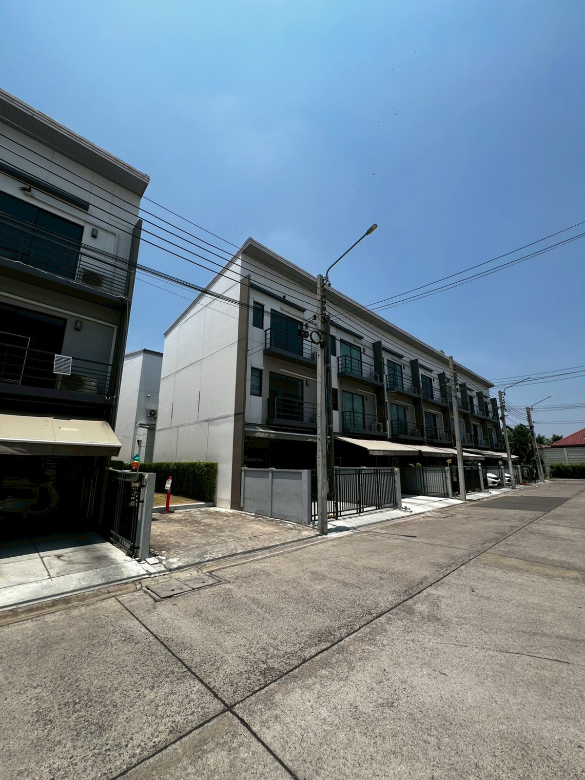 For RentTownhomeRama5, Ratchapruek, Bangkruai : Corner townhome with river view, pet-friendly, near Rama 5 Bridge, 3 bedrooms, 3 bathrooms.