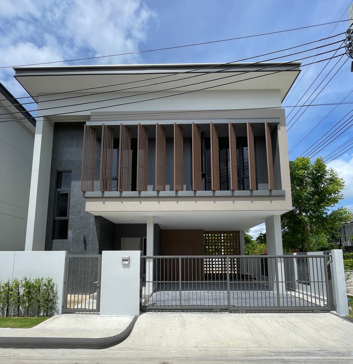ขายบ้านพัฒนาการ ศรีนครินทร์ : ขาย วิลล่า 168 นิวกรุงเทพกรีฑา บ้านเดี่ยว 2 ชั้น Type S สไตล์ Modern Tropical พร้อม Private Courtyard  และสิ่งอำนวยความสะดวกครบครัน ใกล้มอเตอร์เวย์และสนามบินสุวรรณภูมิ