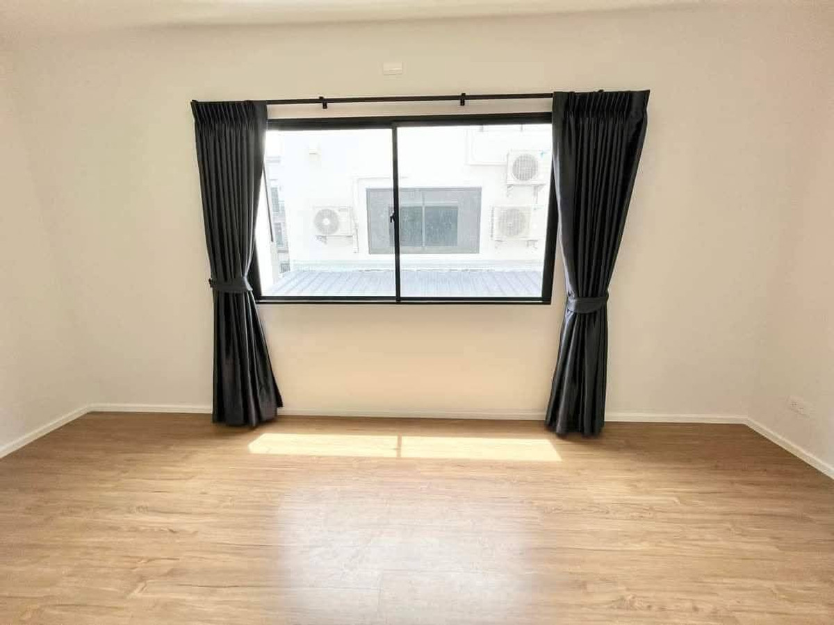 For RentTownhomeRama5, Ratchapruek, Bangkruai : Corner townhome with river view, pet-friendly, near Rama 5 Bridge, 3 bedrooms, 3 bathrooms.